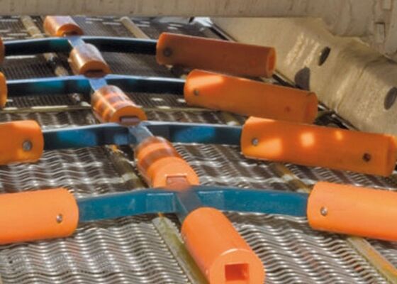Wear Resistant Declogging Rods for Flip Flow Screens
